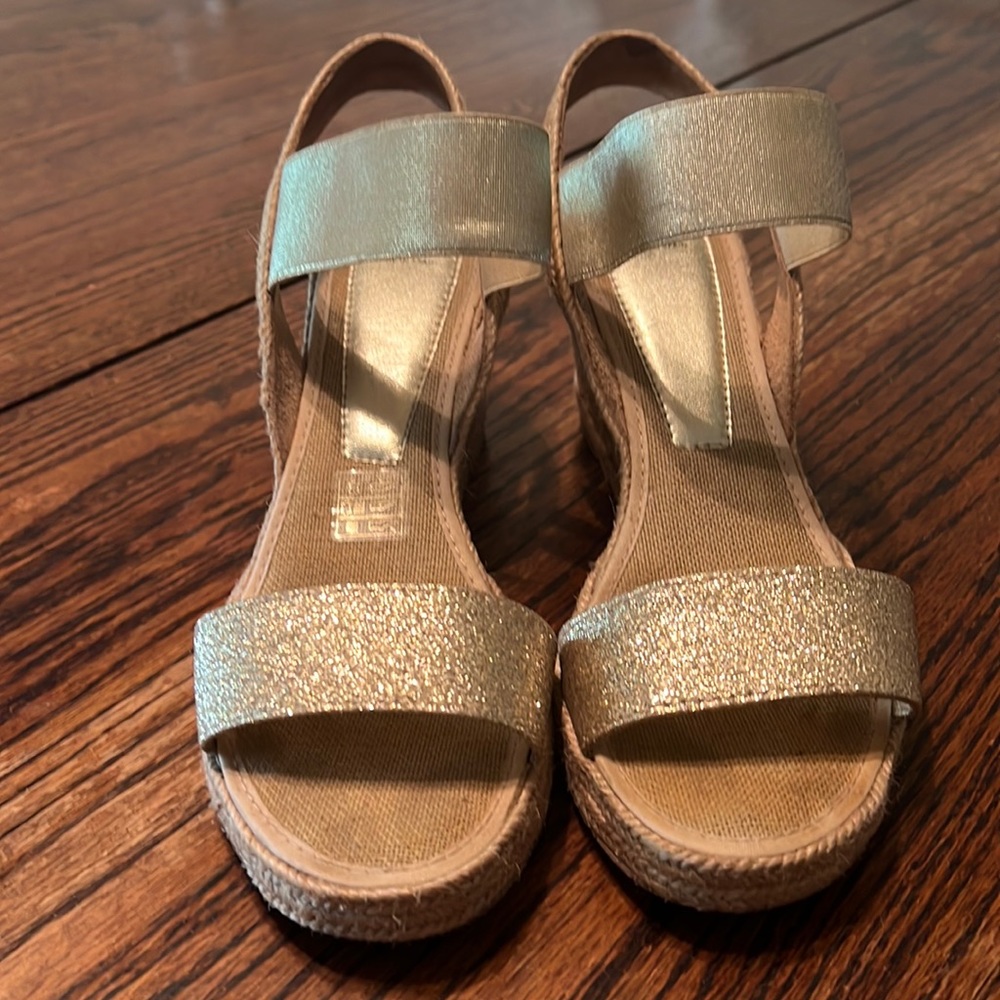Andre Assous Gold sandals. Size 9/39